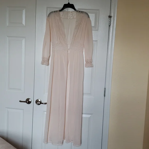 Vintage Michelene Peignoir Robe - Picture 2 of 16